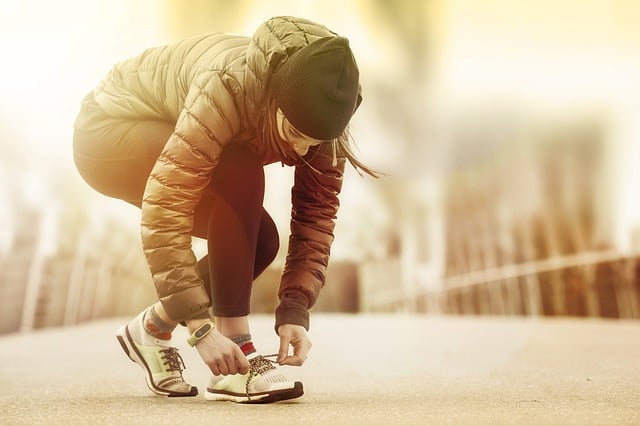 runner tying shoe laces